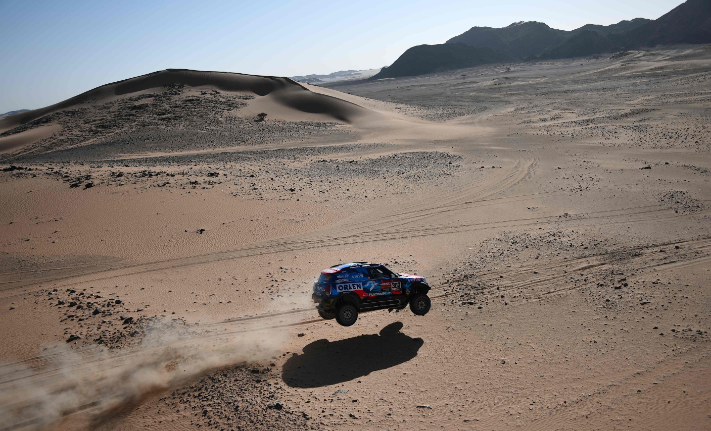 “泥浆激荡:越野赛段的血性拼搏” “泥浆激荡:越野赛段的血性拼搏”