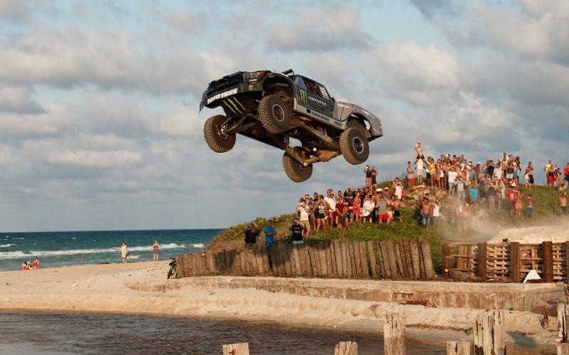 “泥浆激荡:越野赛段的血性拼搏” “泥浆激荡:越野赛段的血性拼搏”