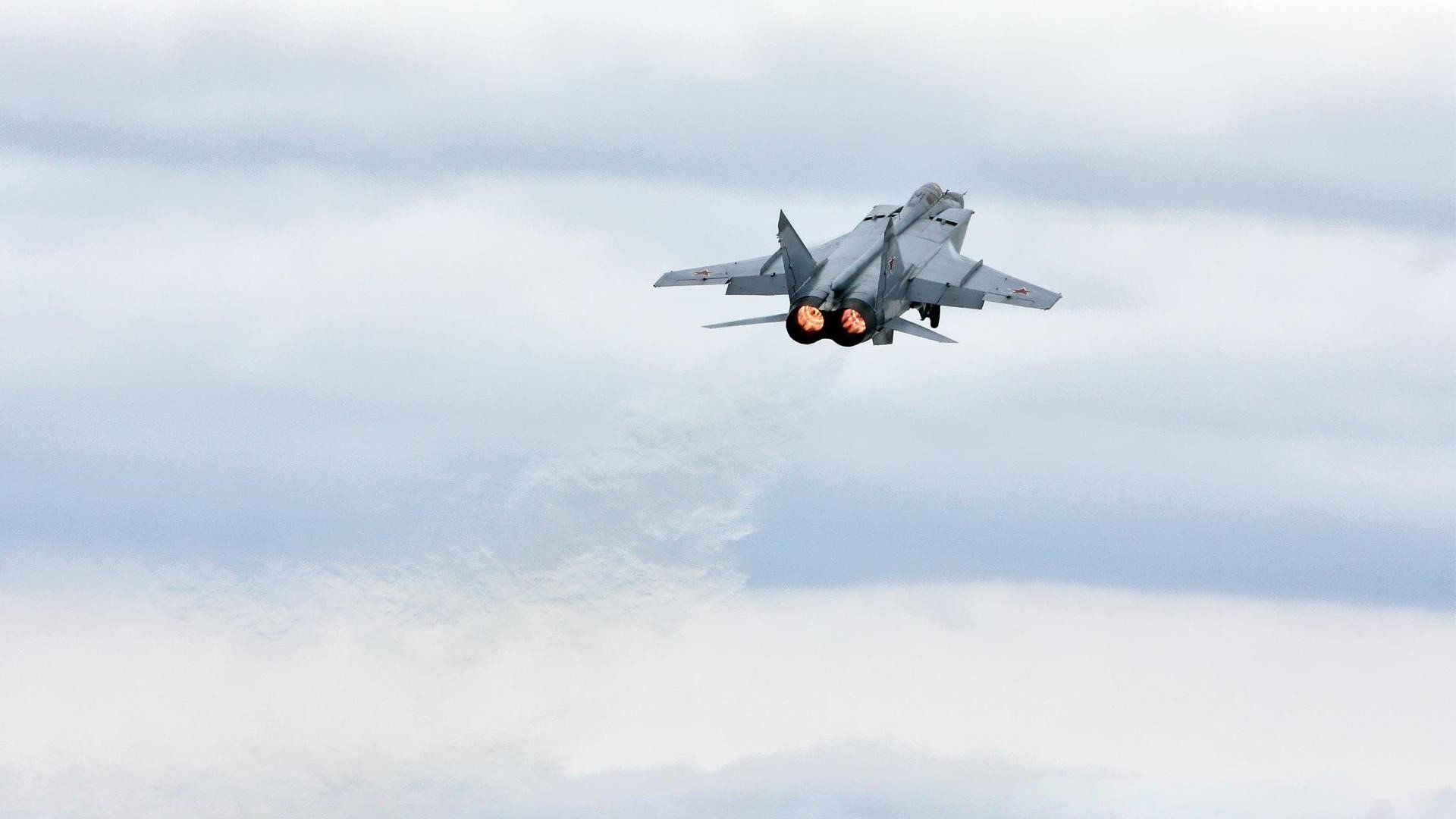 _夜景跑步比赛:灯火辉煌中的健康之旅_,夜景跑步的句子